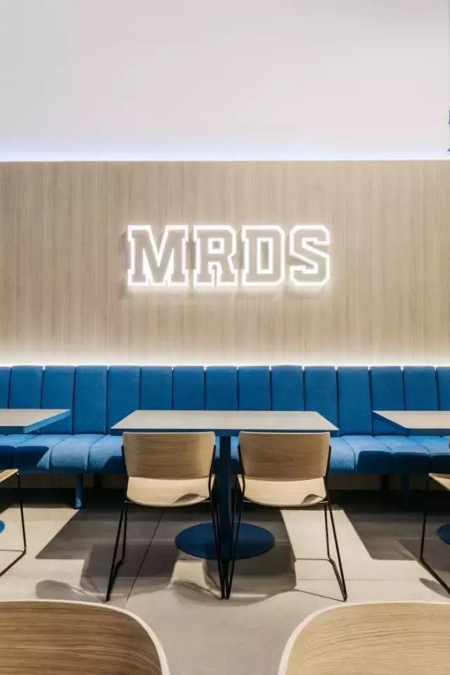 就喜歡這種天馬行空的藍(lán)，馬德里Movistar Riders辦公室設(shè)計(jì)