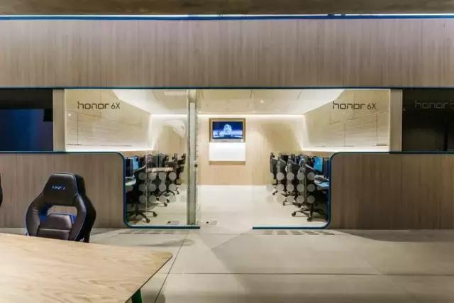 就喜歡這種天馬行空的藍(lán)，馬德里Movistar Riders辦公室設(shè)計(jì)