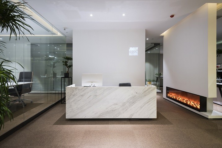 ‘少’不是空白而是精簡，‘多’不是擁擠而是＊＊。